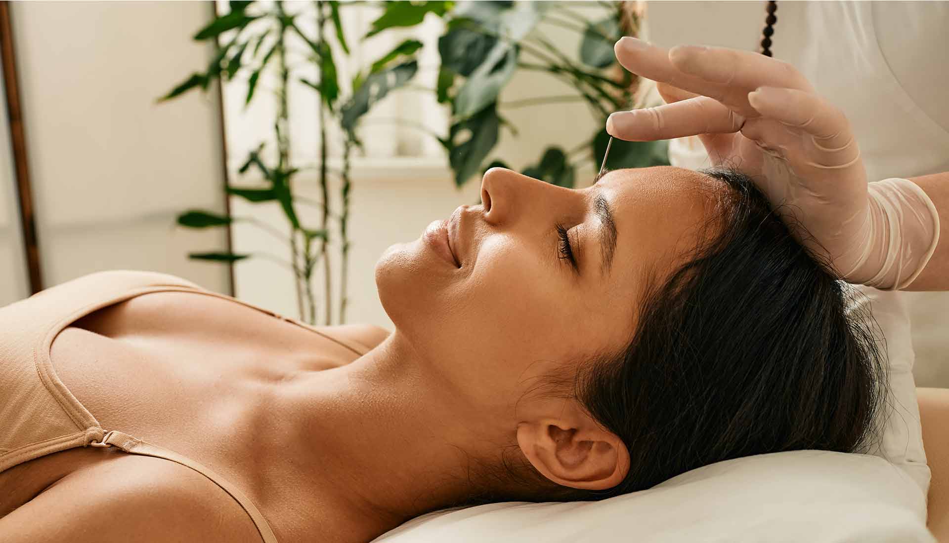 Personne qui reçoit soin lifting visage par acupuncture